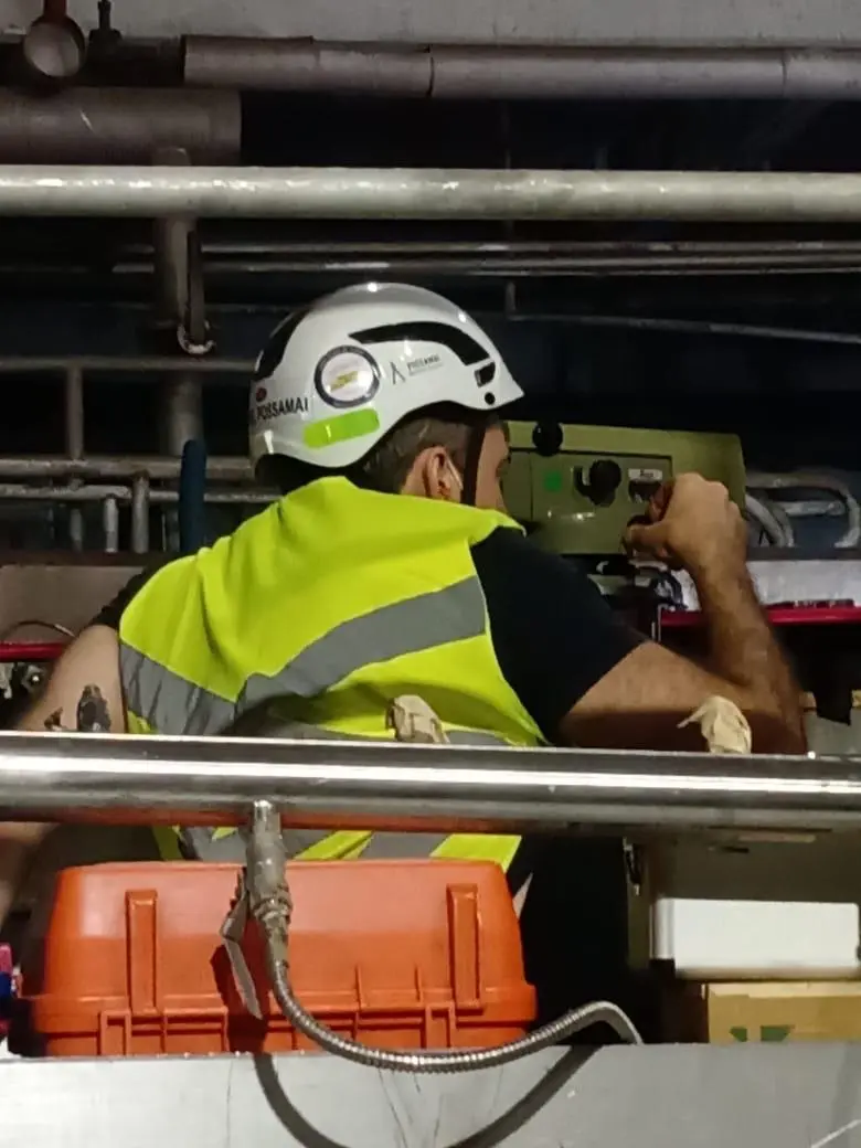 Daniel Possamai operando o Leica NA-2 no nivelamento da mesa plana de uma máquina de papel